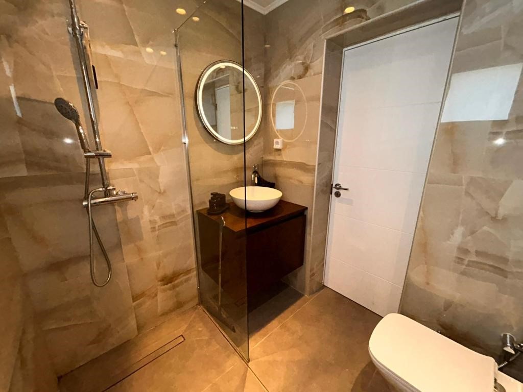 En-suite bathroom, Eutopia Villa Lagonisi