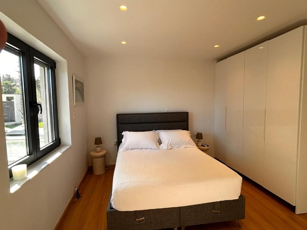 Master bedroom with double bed, Eutopia Villa
